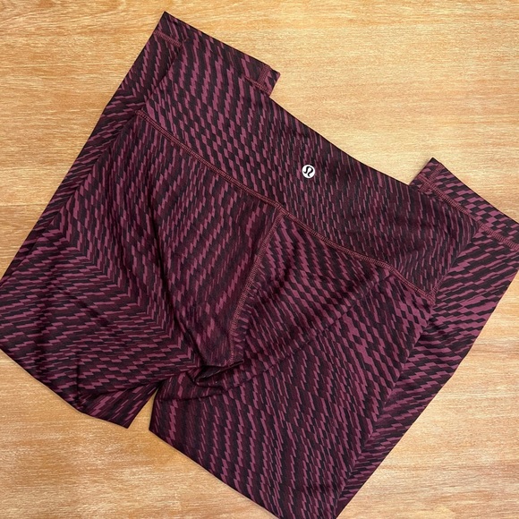 Lululemon Burgundy Black Pattern Crop Leggings 6 - Picture 1 of 4
